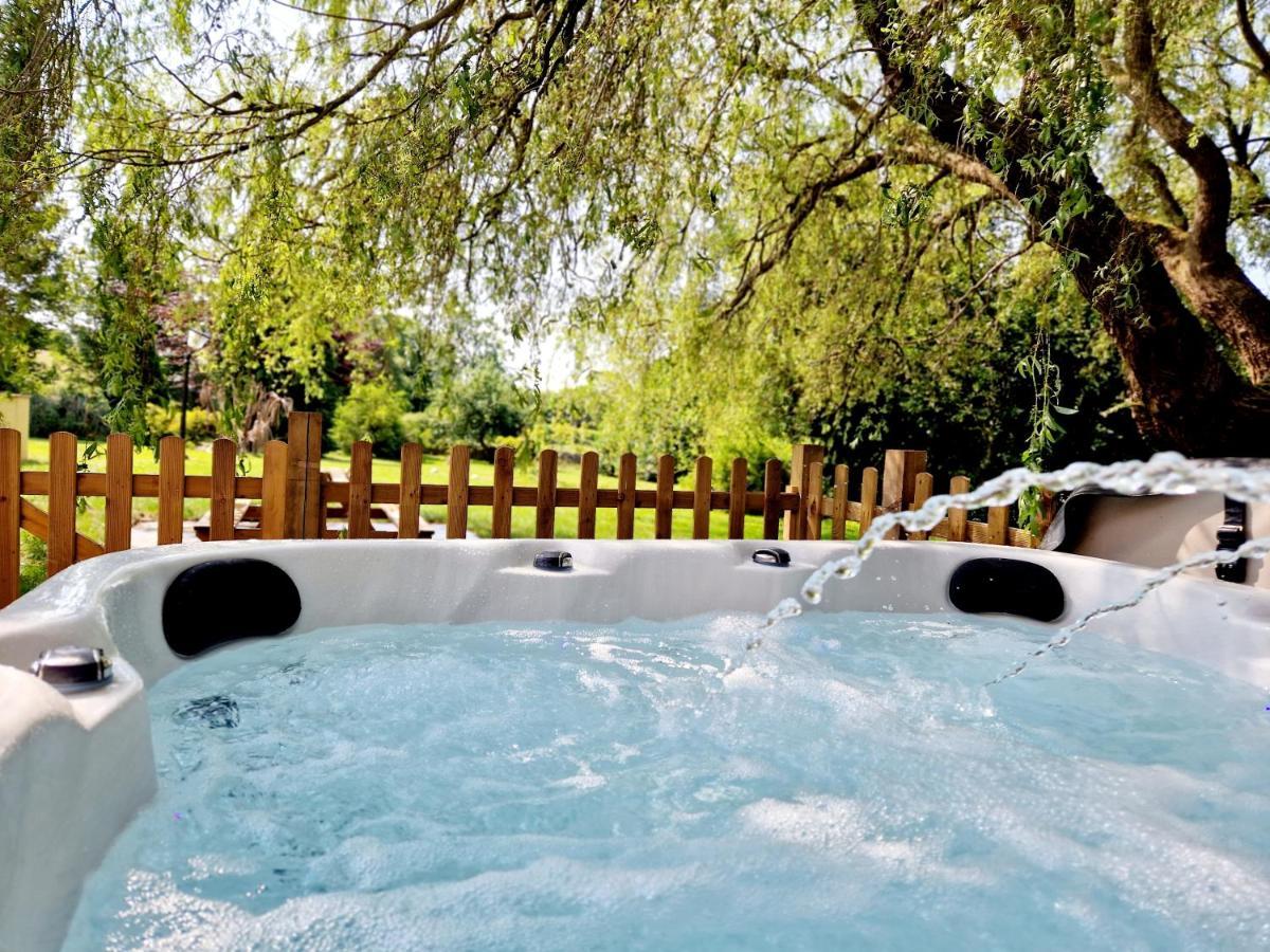Holiday home The Hamilton Luxury Let's- The Coach House With Hot Tub *