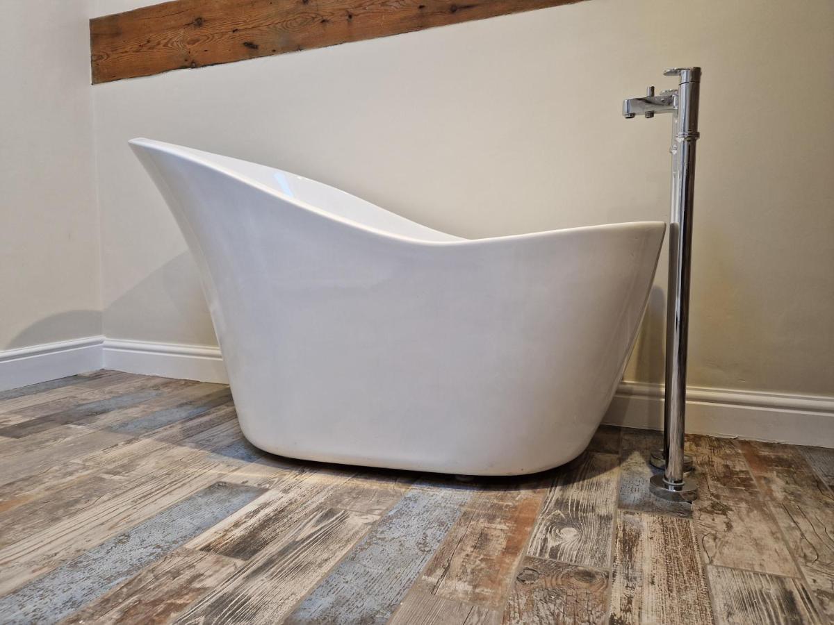 The Hamilton Luxury Let's- The Coach House With Hot Tub Holiday home *