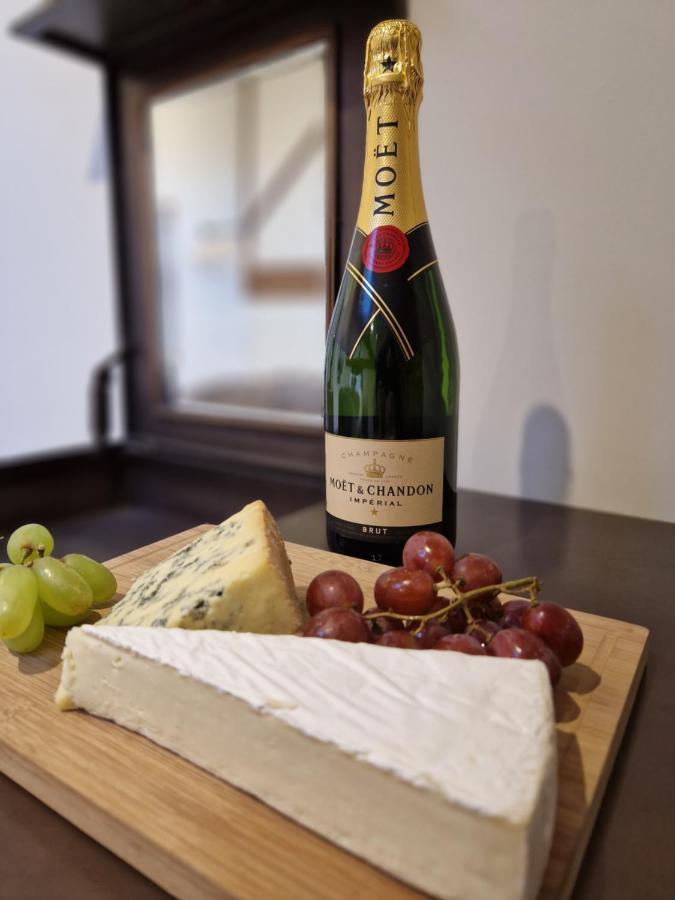 The Hamilton Luxury Let's- The Coach House With Hot Tub Holiday home *