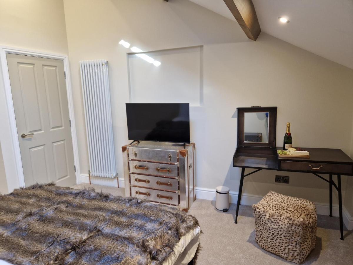 The Hamilton Luxury Let's- The Coach House With Hot Tub