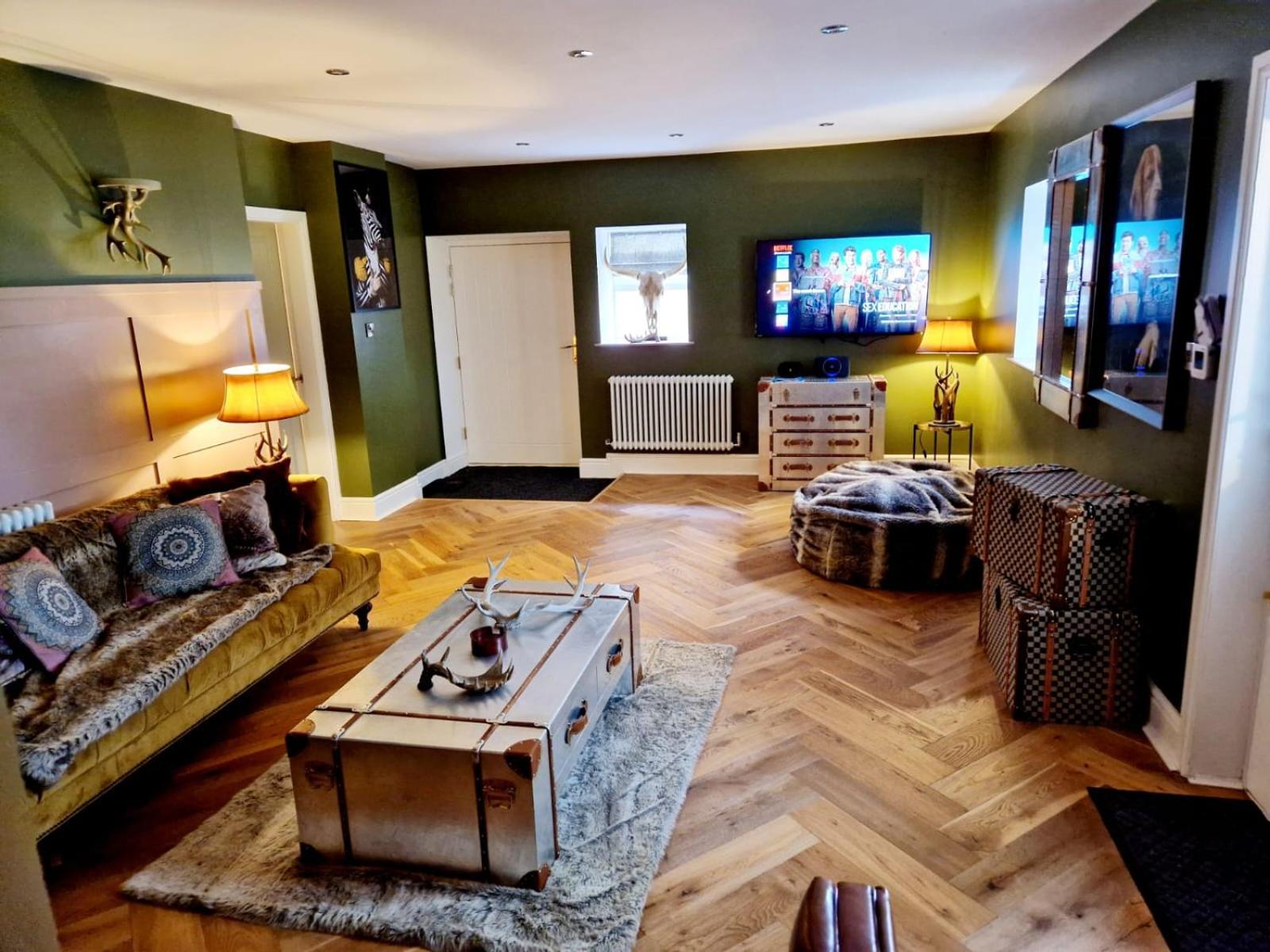 The Hamilton Luxury Let's- The Coach House With Hot Tub