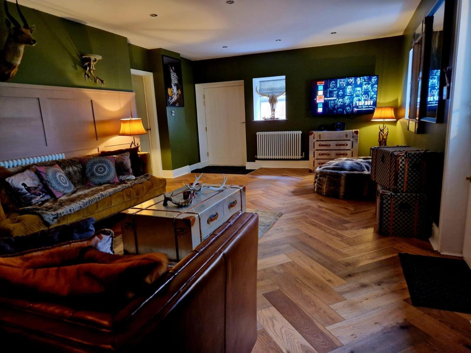 The Hamilton Luxury Let's- The Coach House With Hot Tub Holiday home