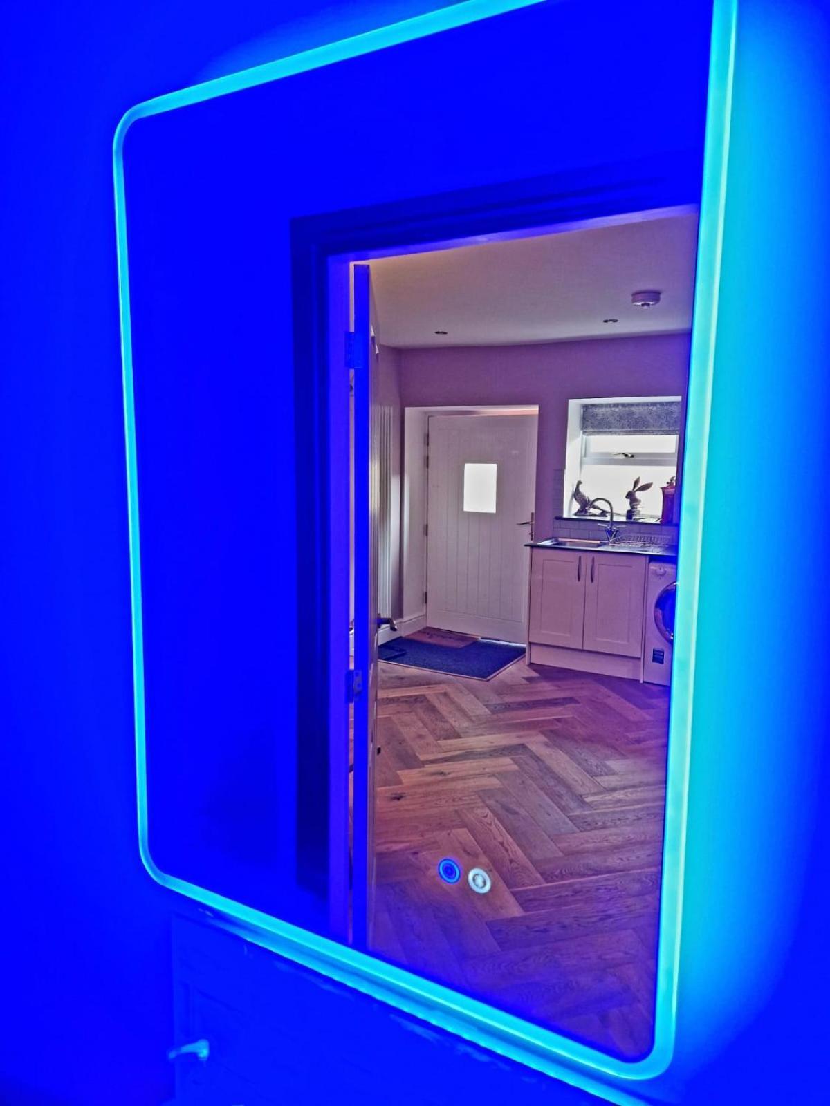 Holiday home The Hamilton Luxury Let's- The Coach House With Hot Tub